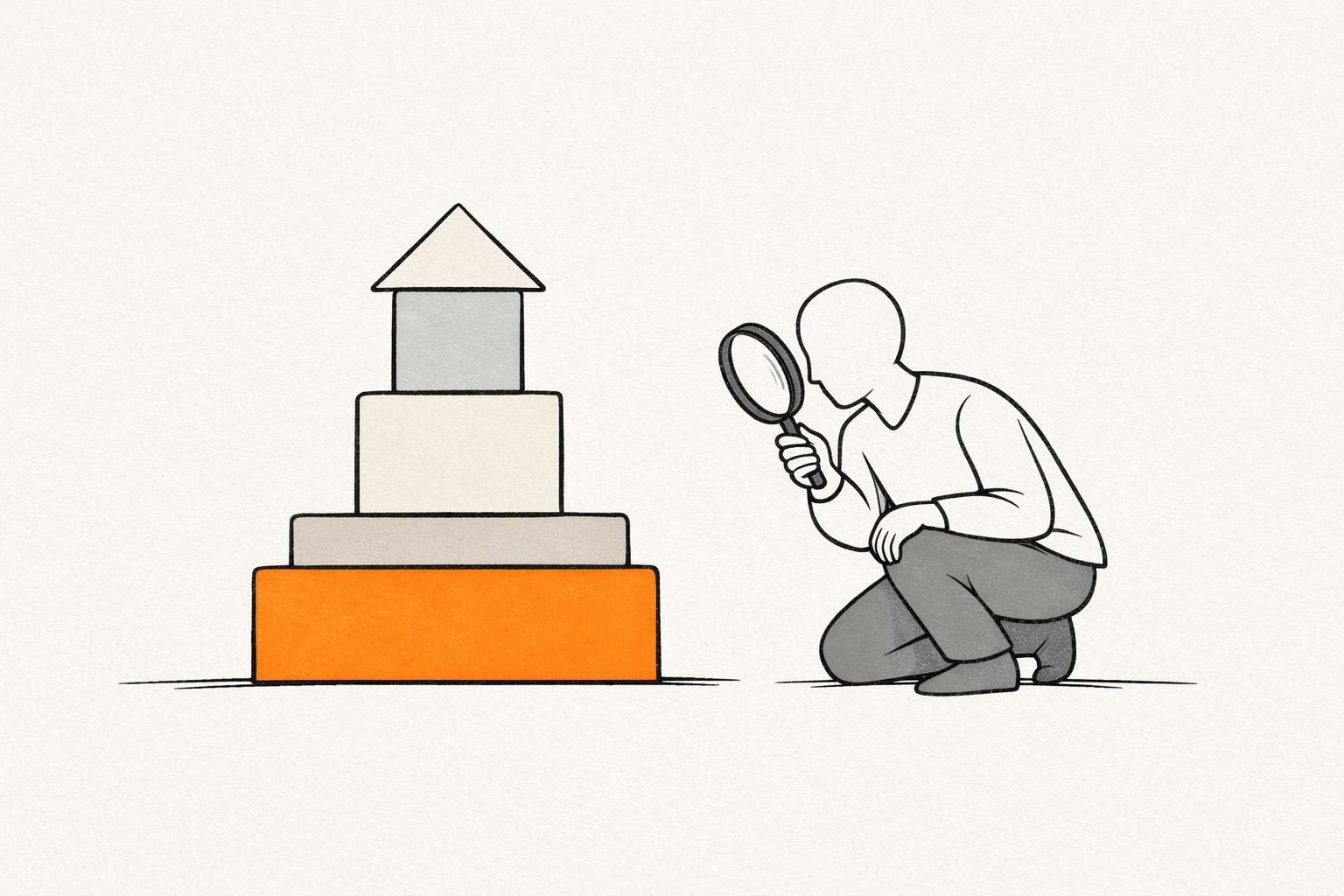 Illustration · Vier Bausteine liegen übereinander zu einem Turm, der unterste und breiteste ist orange, daneben prüft eine gesichtslose Figur mit einer Lupe den Turm.