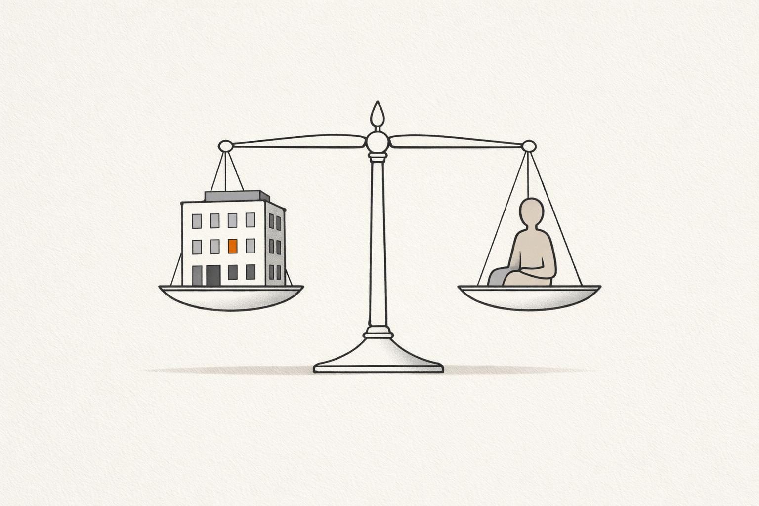 Illustration · Eine Balkenwaage aus feinen Linien, auf der einen Schale ein kleines Haus mit mehreren Fenstern, auf der anderen eine gesichtslose Figur, die Waage steht im Gleichgewicht, ein Fenster leuchtet orange, als Bild für ein Arbeitgeberversprechen als fairer Tausch.