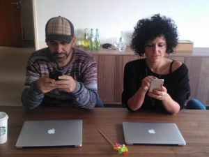 Ibrahim Evsan und Meggi unterhalten sich